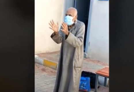 مسن يرقص داخل مستشفى عزل العجمي