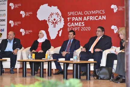 وزير الشباب والرياضة مع  أيمن عبد الوهاب 