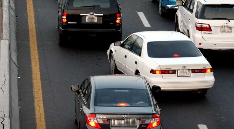 أخطاء يرتكبها المبتدئون في قيادة السيارات
