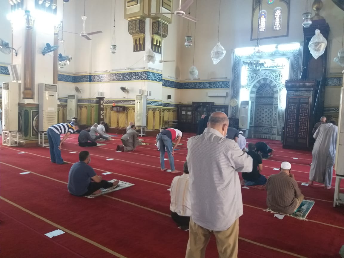 وسط الإجراءات الاحترازية المصلون يؤدون أول صلاة ظهر