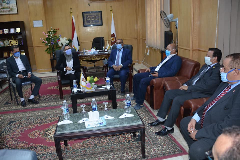 نائب محافظ الوادى الجديد تلتقي وفد من عمداء كليات الطب بالجا