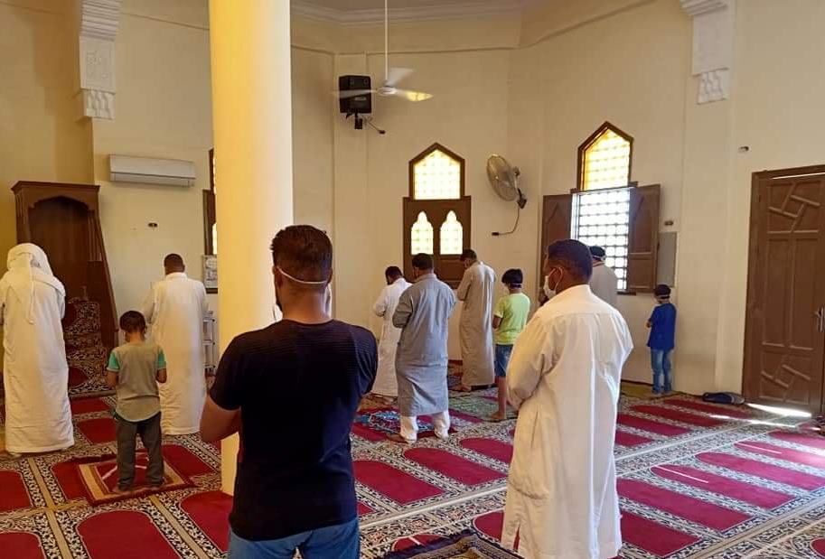 المصلون في سيوة يلتزمون بالإجراءات الاحترازية في صلاة العصر