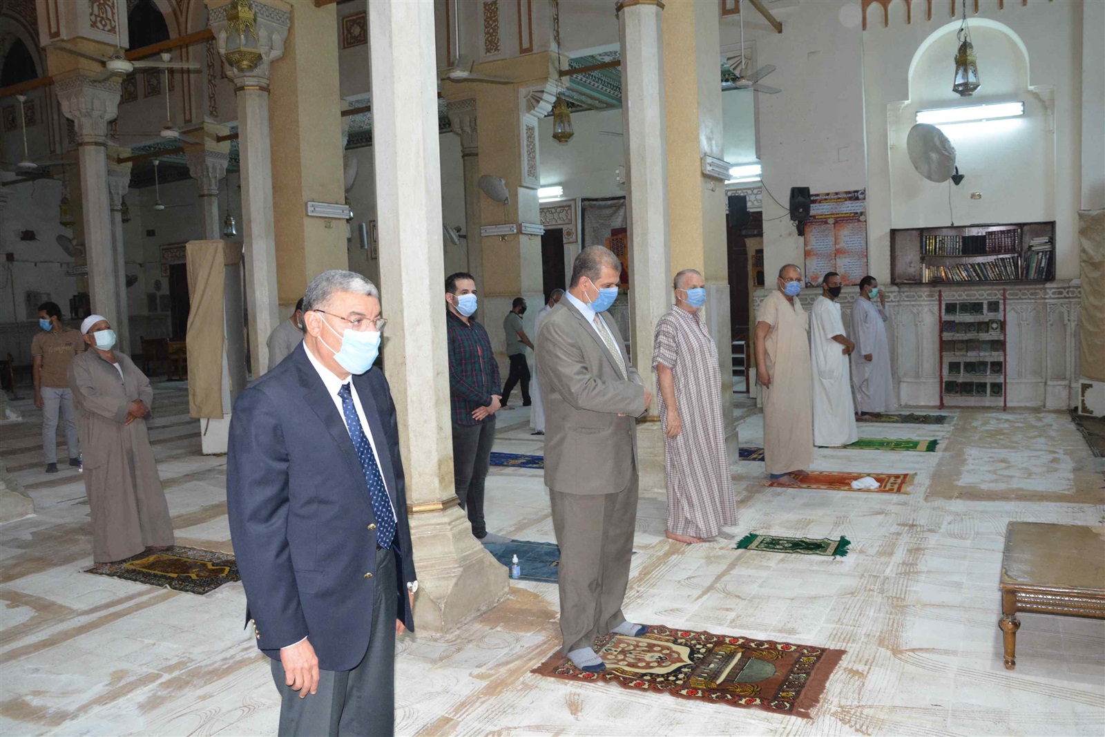 محافظ المنيا يؤدي صلاة المغرب 