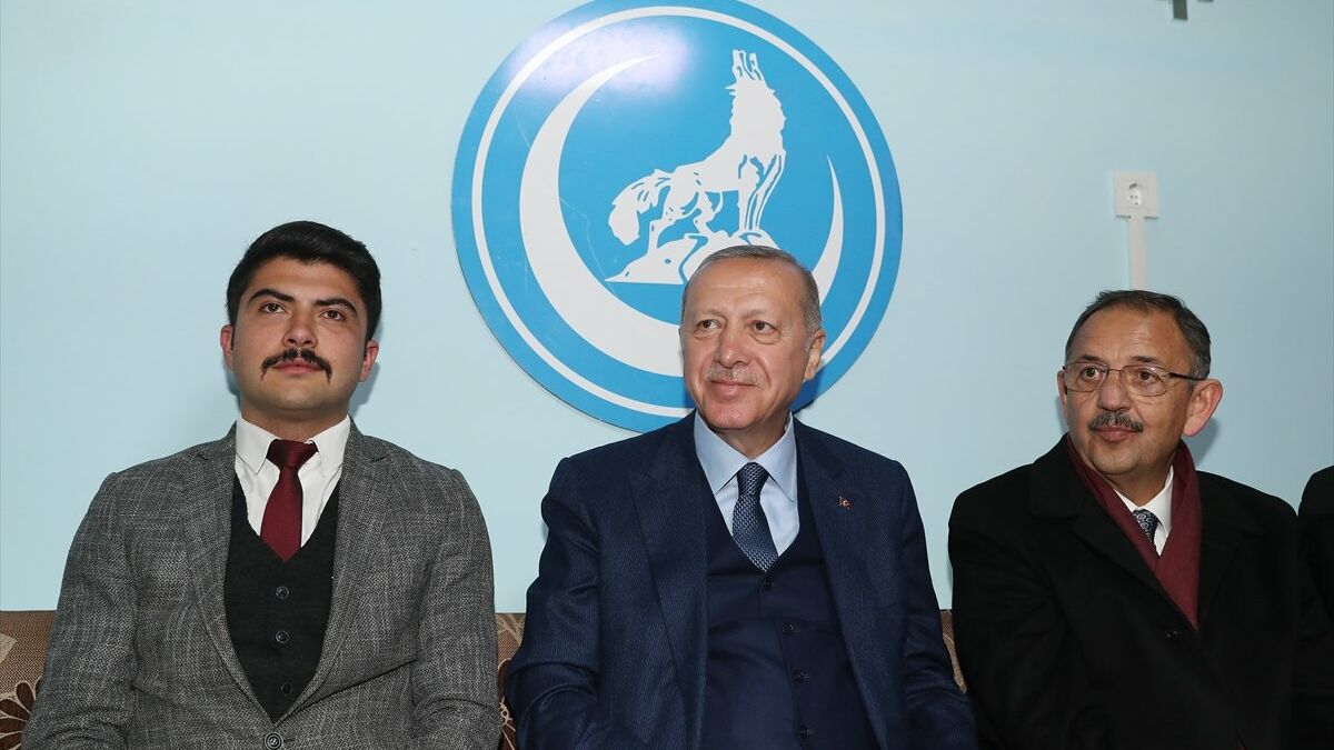 أردوغان في مقر منظمة الذئاب الرمادية