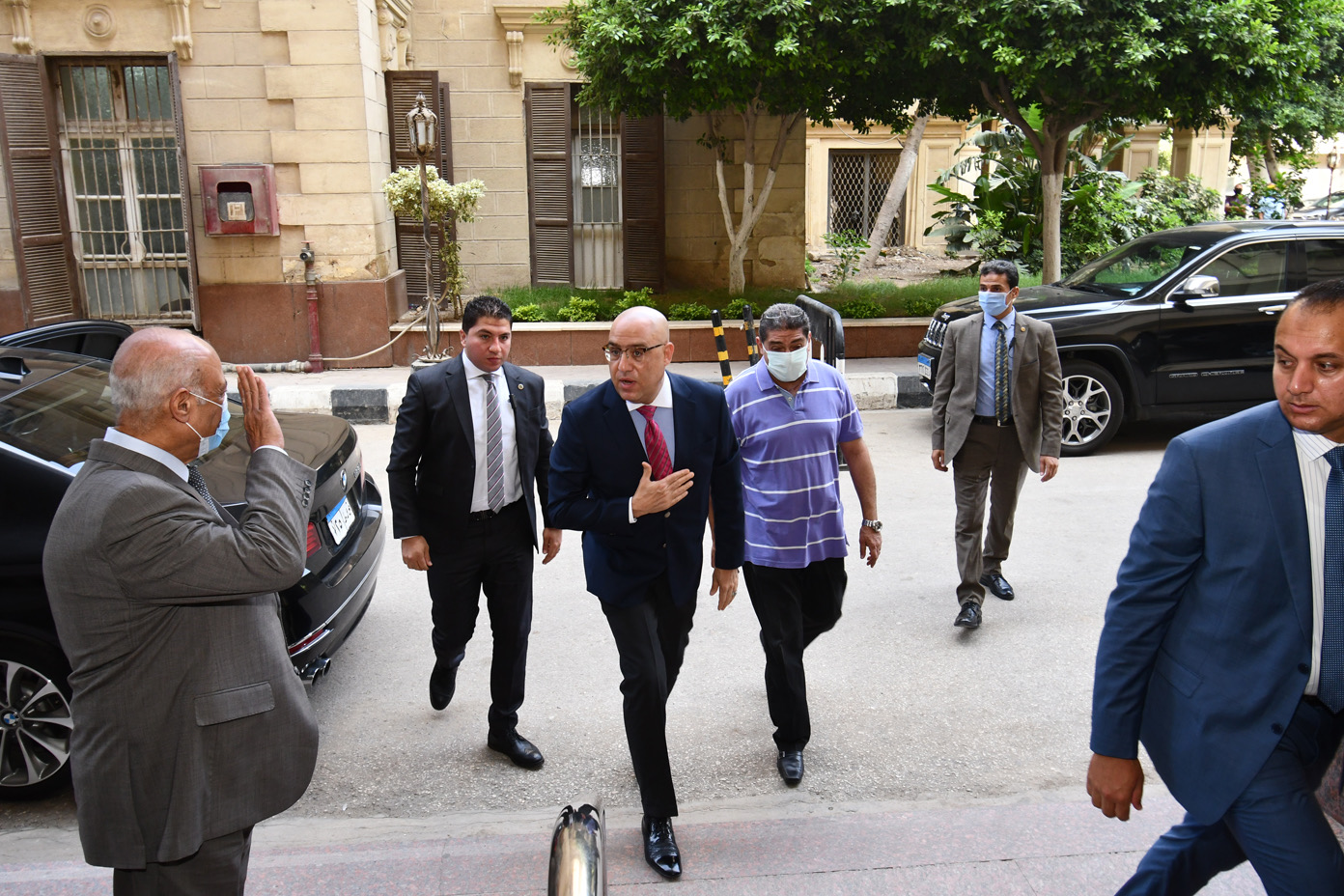 وزير الاسكان يعود للعمل بعد العزل المنزلى