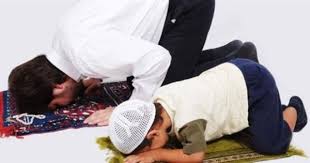 كيف أحبب أبنائي في الصلاة وقراءة القرآن.. الإفتاء تجيب 