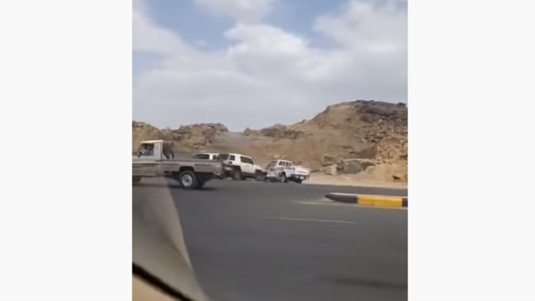 مطاردة بين سيارتين