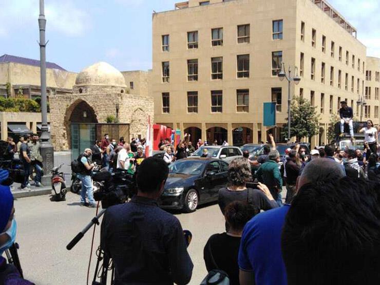 لبنانيون يتظاهرون أمام وزارة الاقتصاد