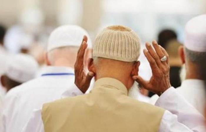 حكم من يتساقط منه نقاط بول بعد الوضوء وفي الصلاة وقراءة القر