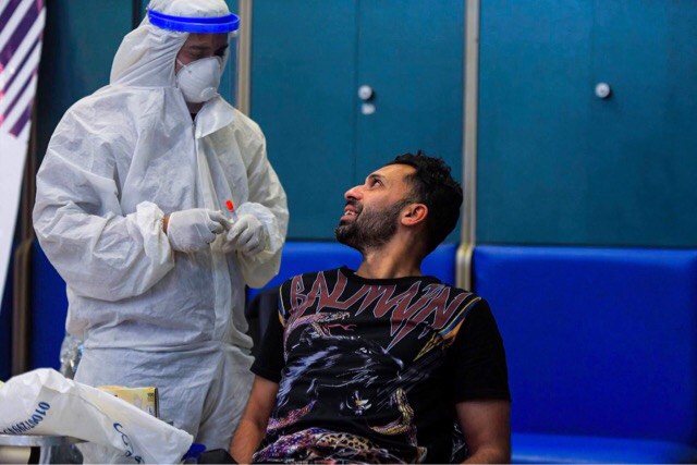 أحد لاعبي المقاصة أثناء إجراء المسحة الطبية 