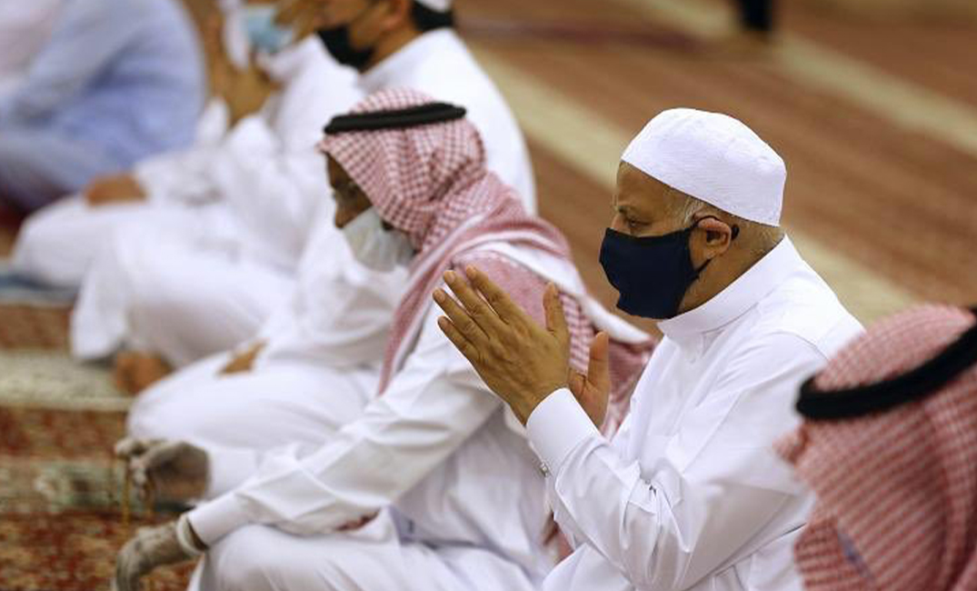 الصلاة بالكمامة