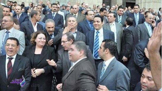 صورة من تظاهرات القضاة أمام دار القضاء 
