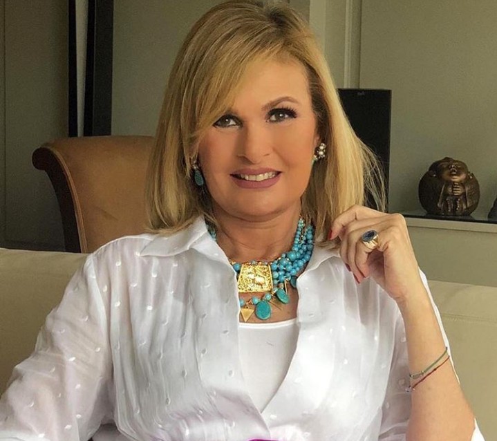 الفنانة يسرا