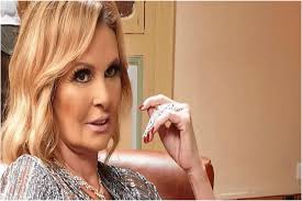 الفنانة يسرا
