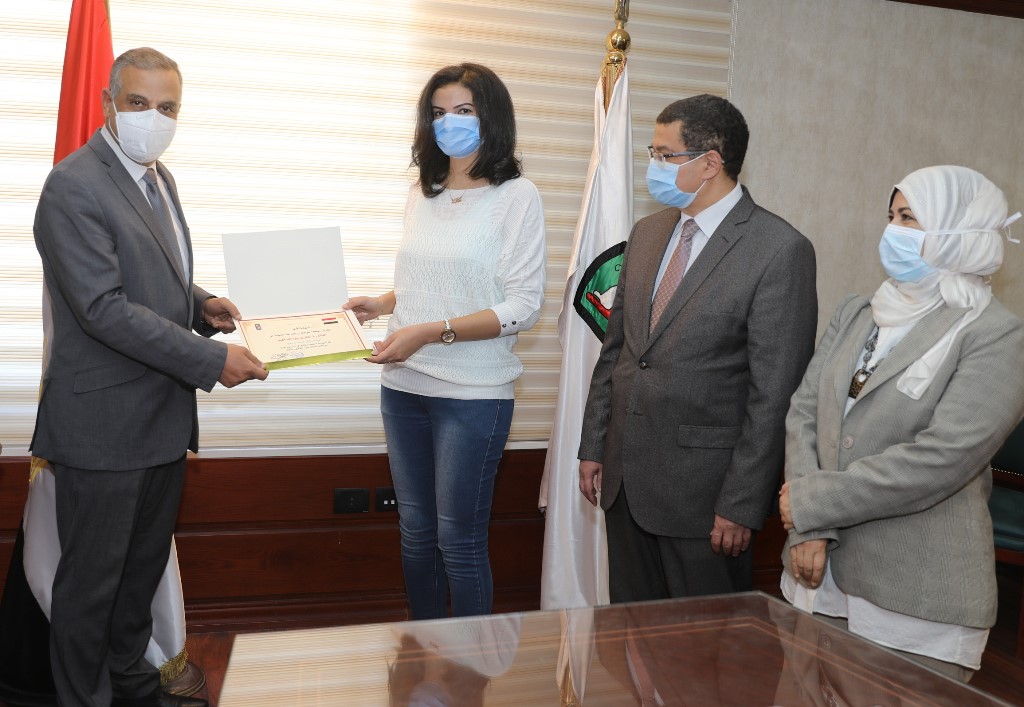  محافظ سوهاج يكرم  العاملين بالقطاع الطبي 