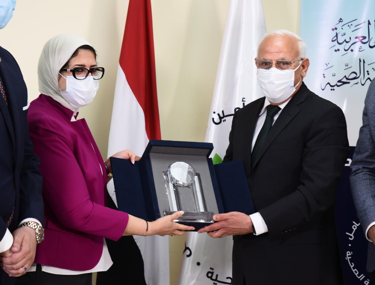 وزيرة الصحة تهدي درع "الرعاية الصحية" لمحافظ بورسعيد