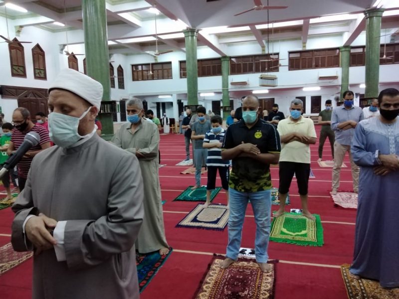رواد المساجد يتبعون تعليمات الأوقاف أثناء الصلاة