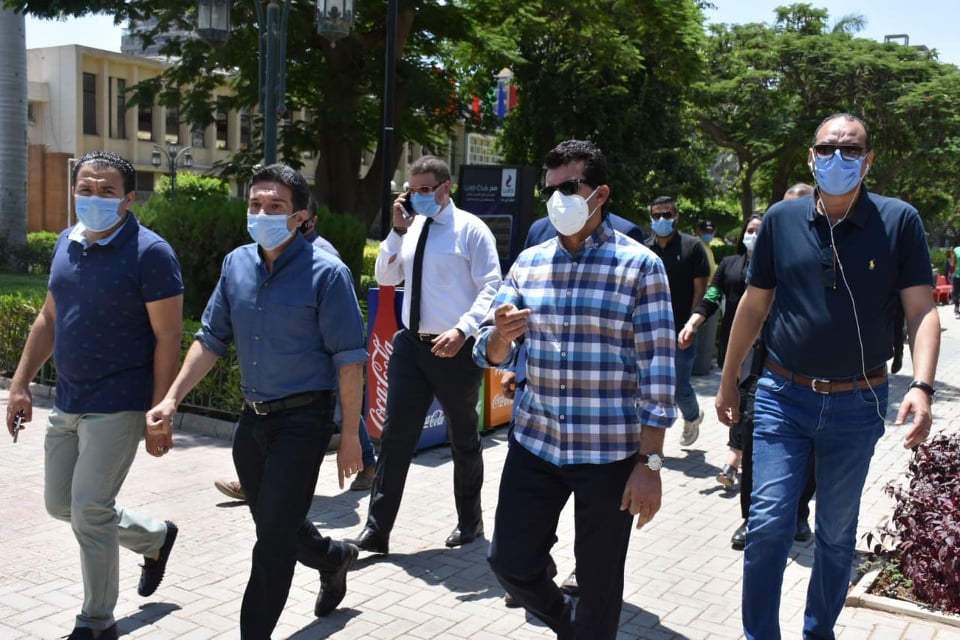 وزير الشباب والرياضة خلال تفقد نادي الصيد