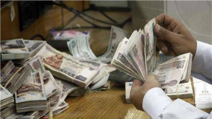 الخصم من رواتب العاملين والمعاشات