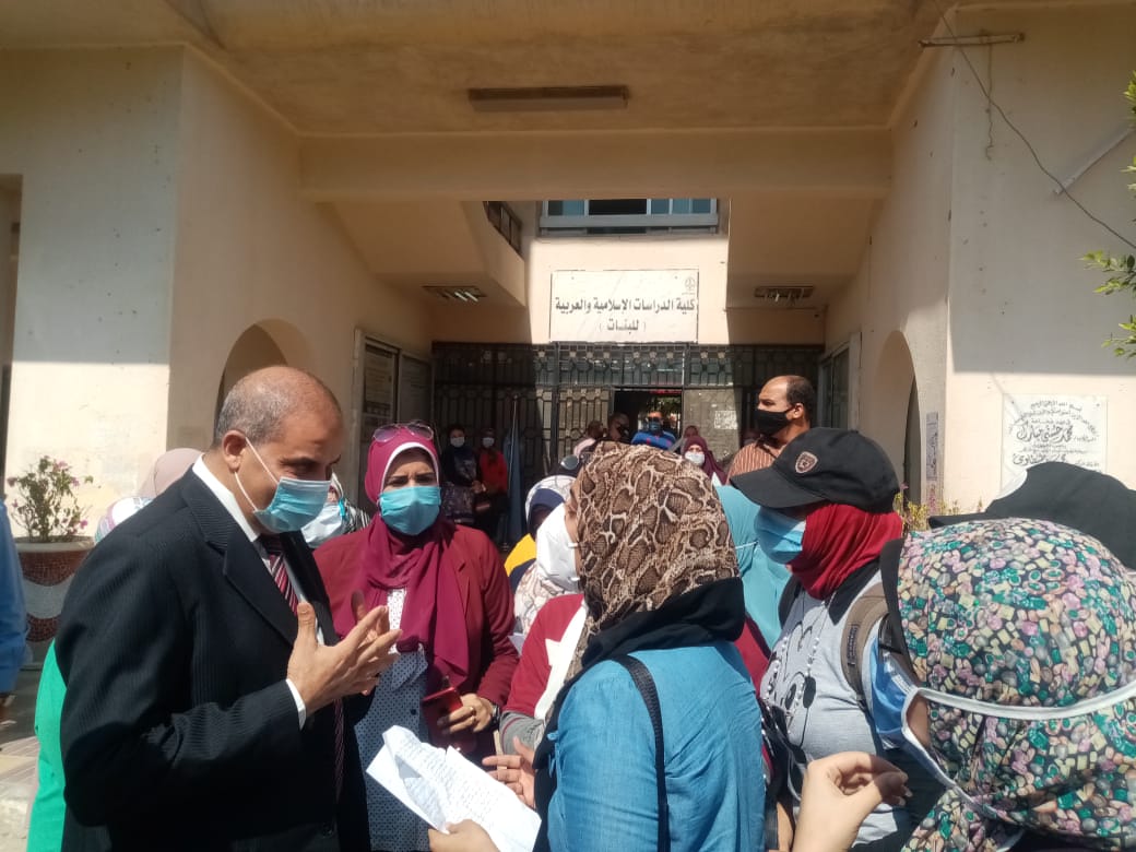 رئيس جامعة الأزهر يستقبل الطالبات بهدايا وقائية ضد فيروس كور