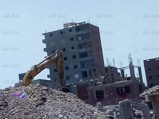 إزالة 35 طابقا في 3 عقارات مخالفة بمحور ترعة الطوارئ..صور