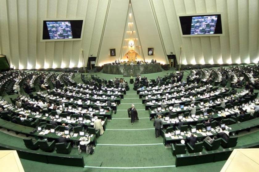 مجلس الشورى الإيراني يطالب بمساءلة الرئيس روحاني حول تردي ال
