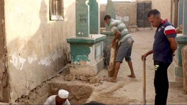 دفن سيدة حية-ارشيفية 