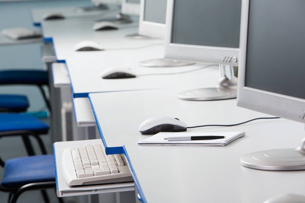 الإمارات تلغي 50% من المراكز الحكومية وتحولها إلى منصات 