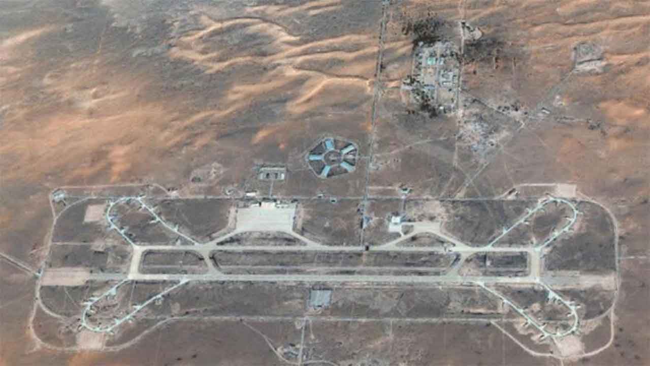 سيارات إسعاف تنقل جثث مرتزقة أردوغان بعد قصف قاعدة الوطية