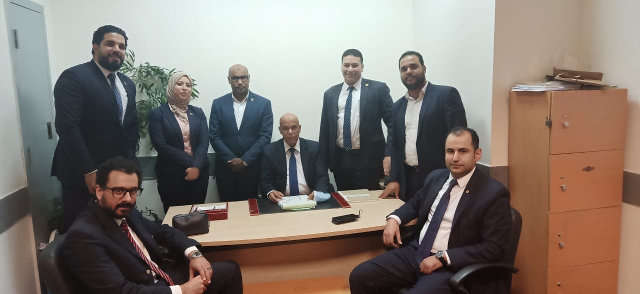 رجال جمارك مطار القاهرة الدولي 