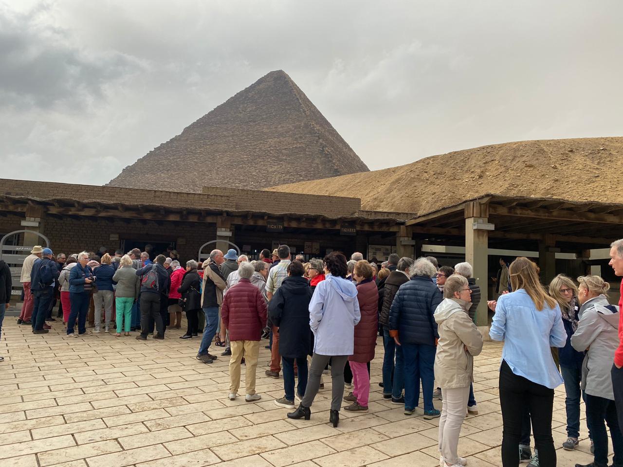 السياح في منطقة الأهرامات
