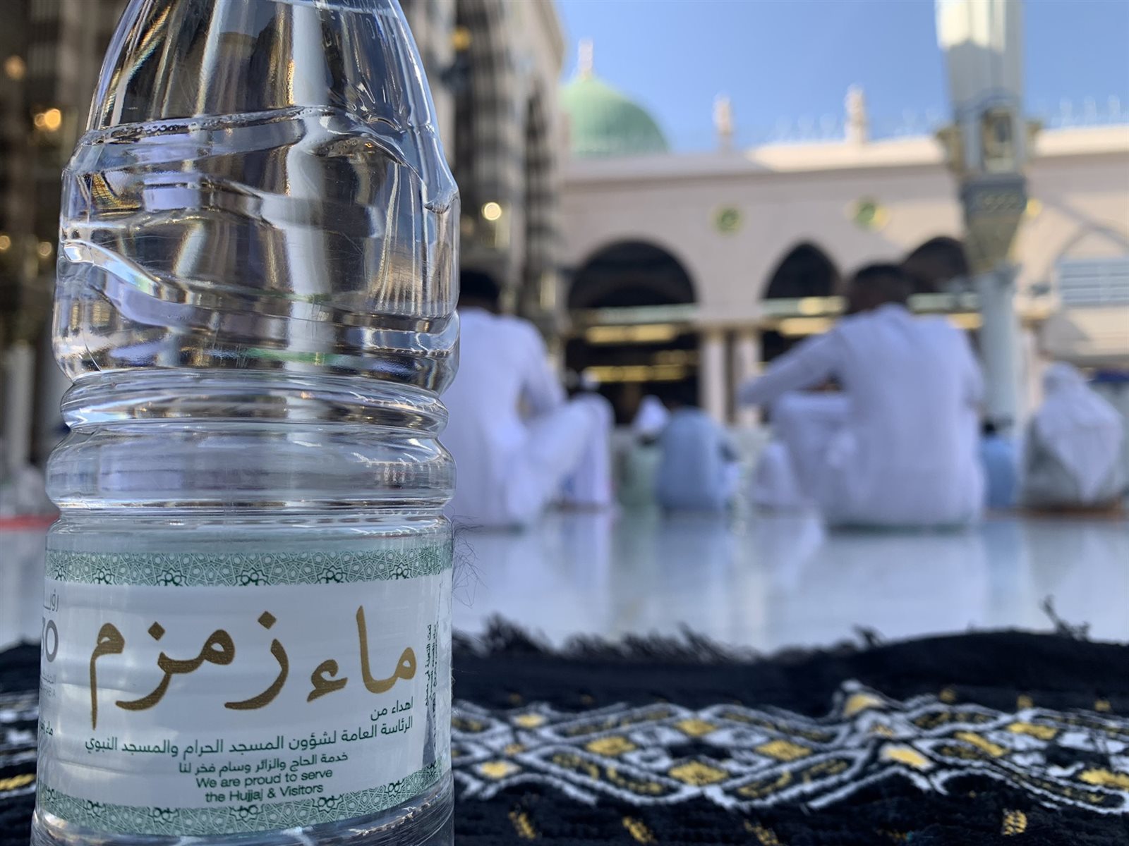 ماء زمزم هدية للمصلين في المسجد النبوي