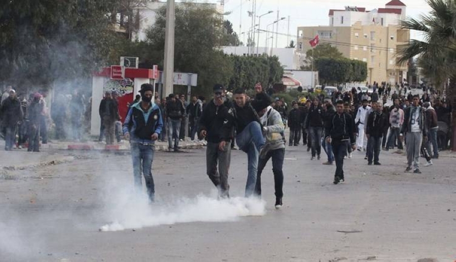 تجدد الاشتباكات بين الجيش التونسي والمتظاهرين في تطاوين  تجدد الاشتباكات بين الجيش التونسي والمتظاهرين في تطاوين