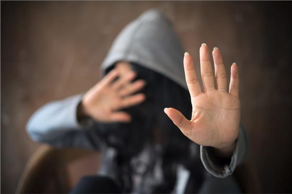سلط الجن علينا ويحاول تدميرنا.. كيف نتعامل معه