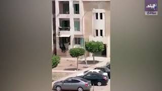 أب يترك طفله الصغير في الشمس دون طعام أو ماء