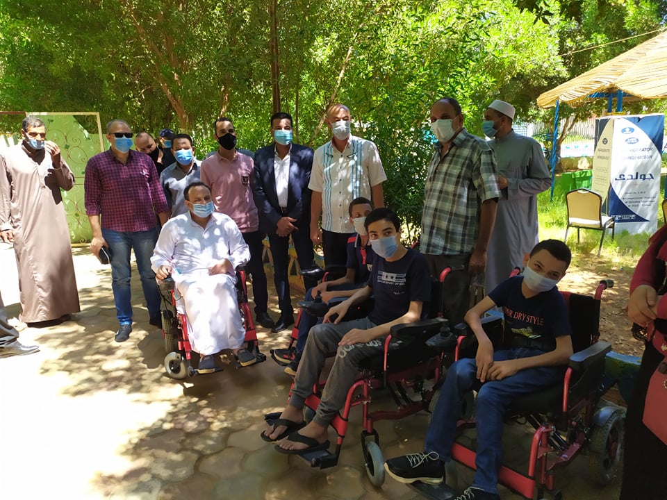 توزيع المساعدات على العرائس 