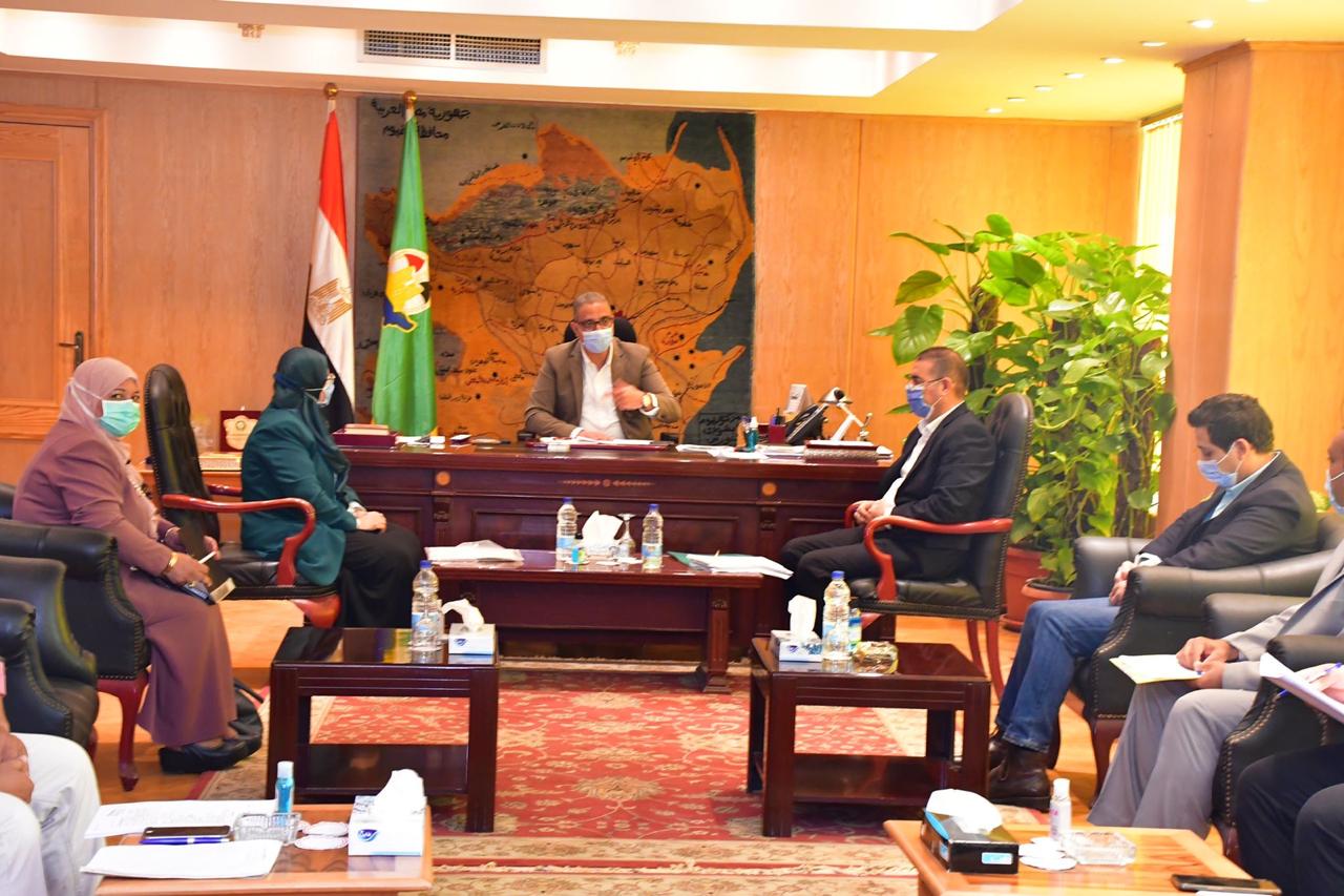 محافظ الفيوم يناقش خطط مشروعات برنامج المنح الصغيرة