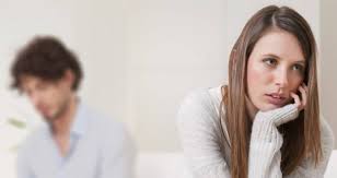 هل تاثم الزوجة إذا لم تخبر زوجها بوجود مال معها؟ الإفتاء ترد
