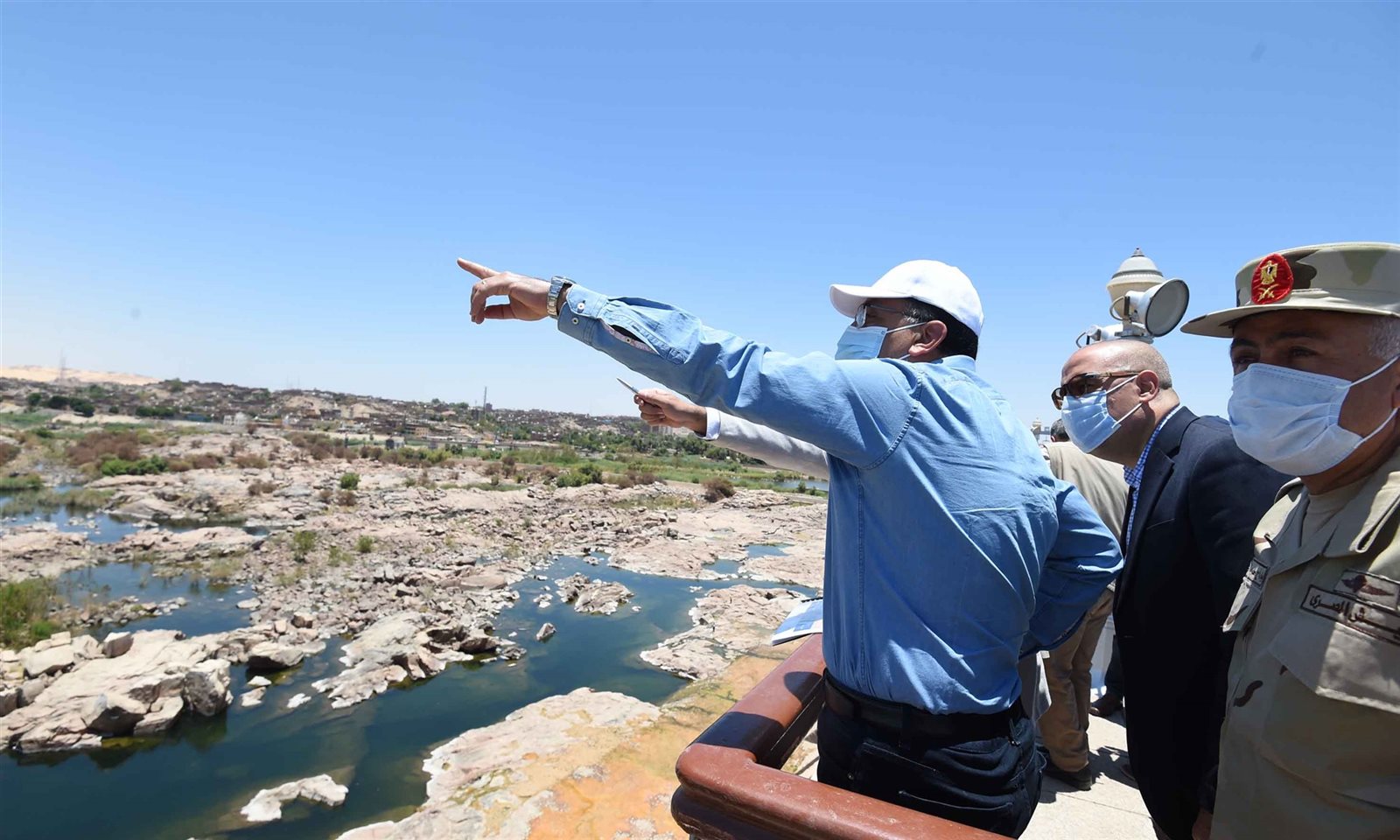 رئيس مجلس الوزراء صورة من الجولة فى أسوان 