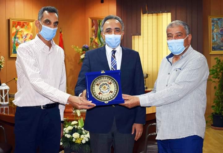تكريم عميد كلية الطب البيطري بجامعة المنصورة 