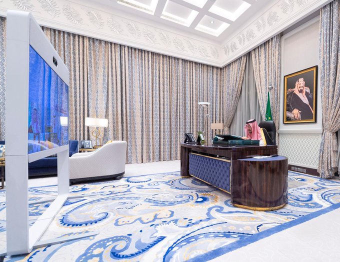 خادم الحرمين الشريفين خلال الإجتماع عبر الفيديو كونفرانس