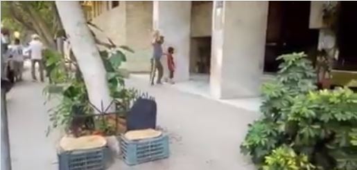 عامل البناء الكفيف أيمن سعداوي وابنه سيف
