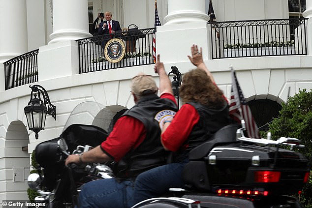 ترامب يحيي مؤيديه