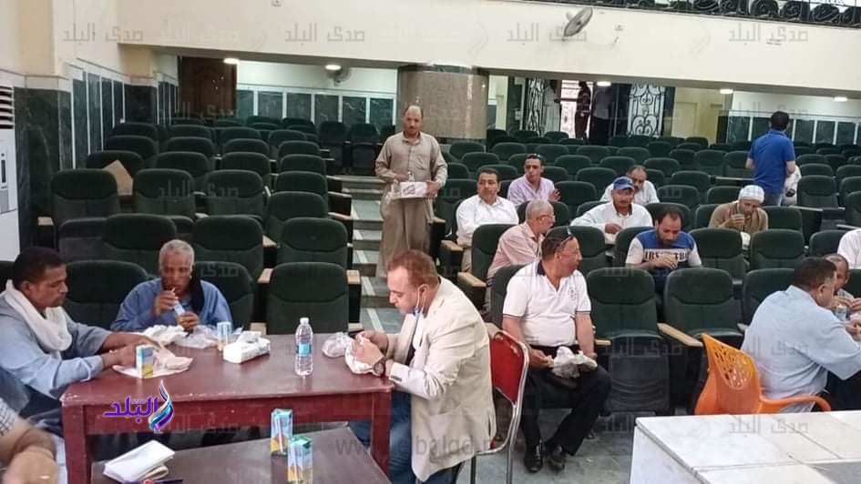 المسؤول الإنسان ..رئيس مدينة ملوى يشارك عمال النظافة الإفطار