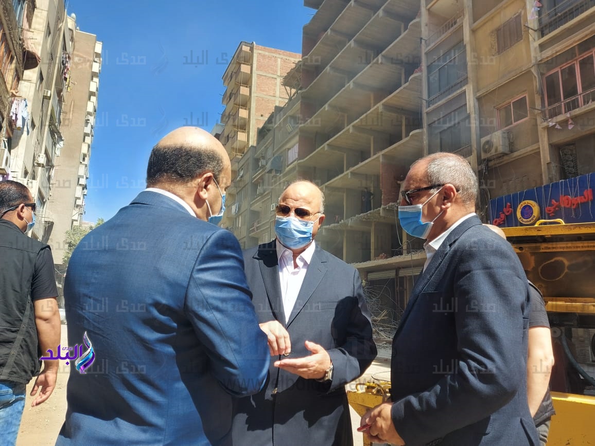  محافظ القاهرة يتفقد إزالة عقار عين شمس المخالف