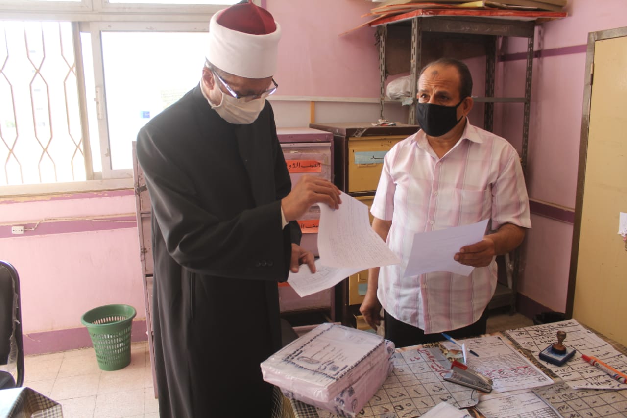 وكيل الأزهر يتفقد «كنترول» الشهادة الثانوية