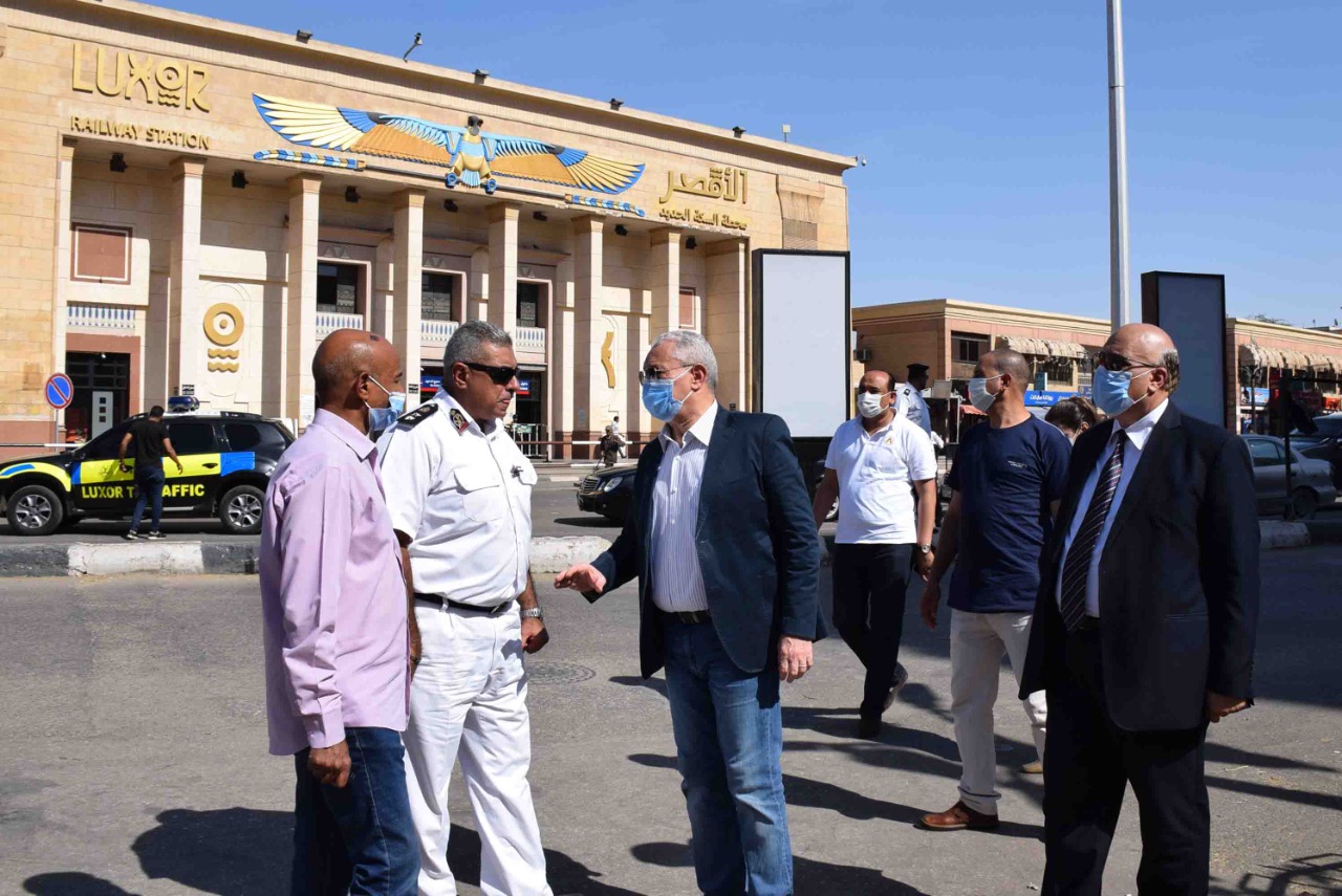 محافظ الاقصر خلال الجولة 