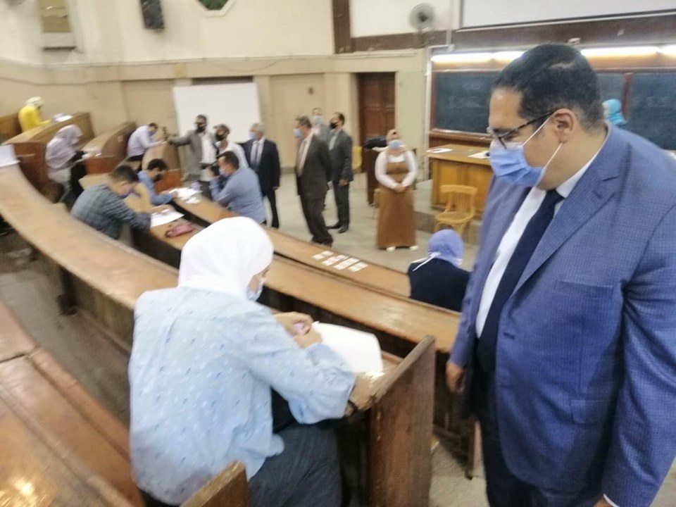 نائبا رئيس جامعة القاهرة يتفقدان سير الامتحانات