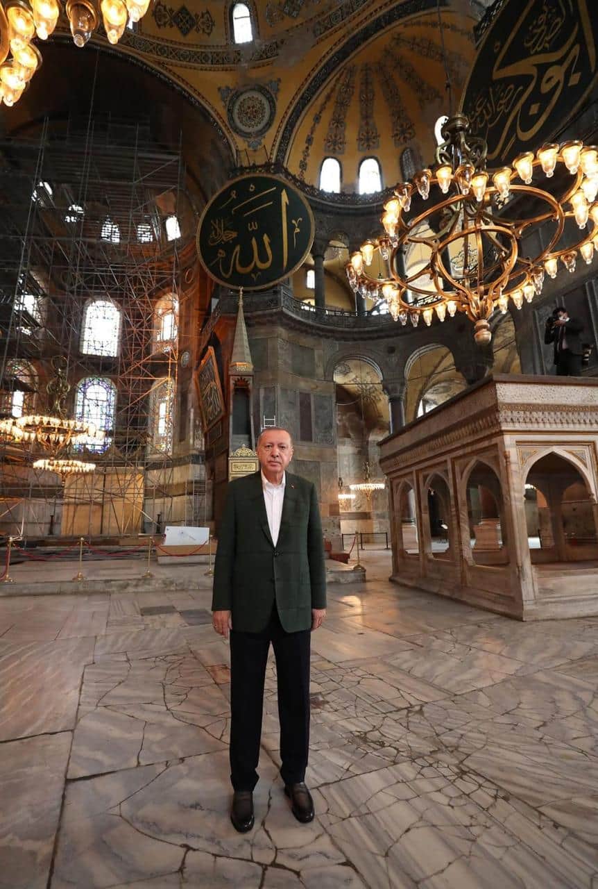 أردوغان أثناء زيارته آيا صوفيا