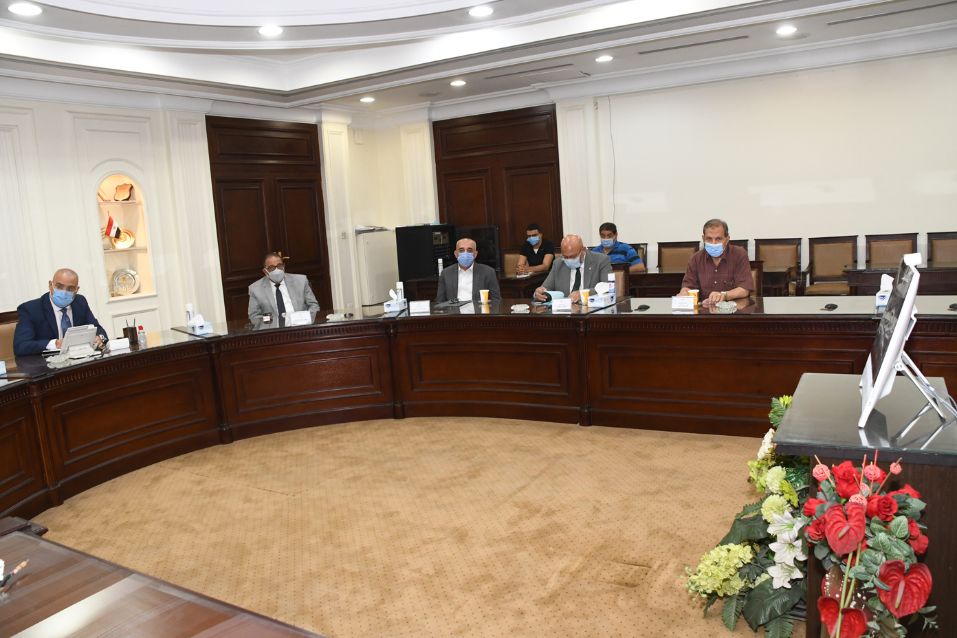 اوزيرا الرى و الاسكان خلال اجتماع مشترك